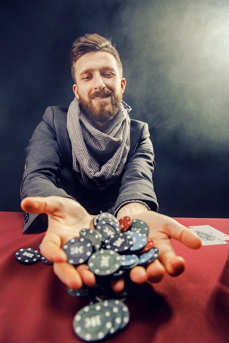 Dealer Live Roulette batmantoto dalam studio profesional dengan roda roulette fisik